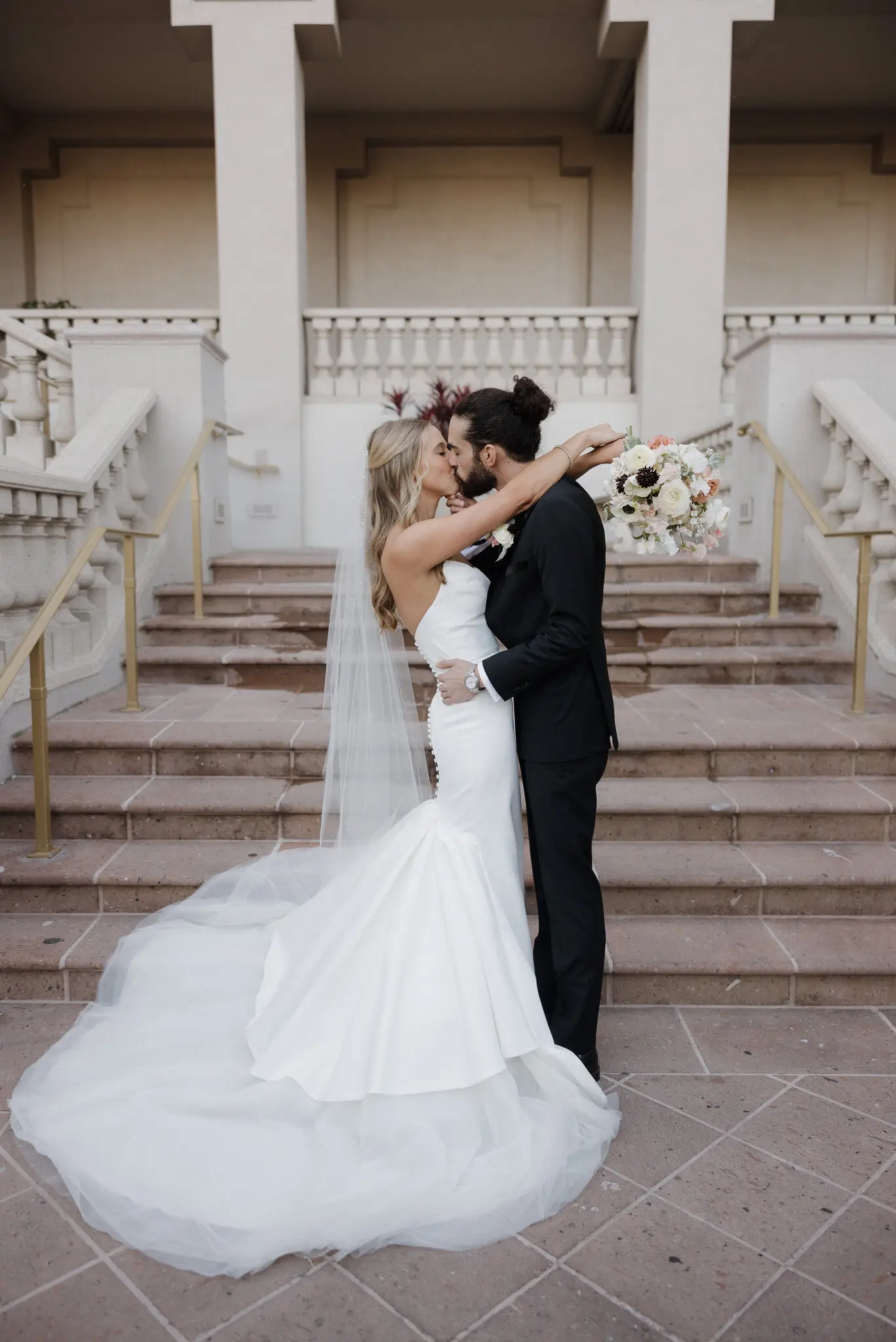 Пара, яка стала друзями по роботі, ще більше познайомилася на святковій вечірці своєї компанії в 2019 році. «Я не хочу сказати, що ходив за нею, як щеня, — сказав пан Ді Джуліо, — але…»